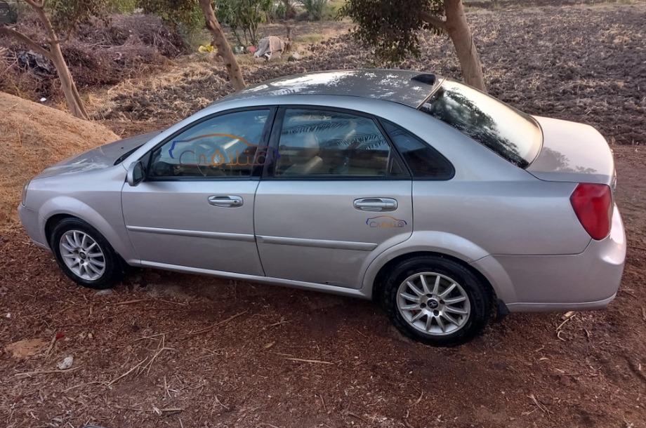 Optra Chevrolet فضي