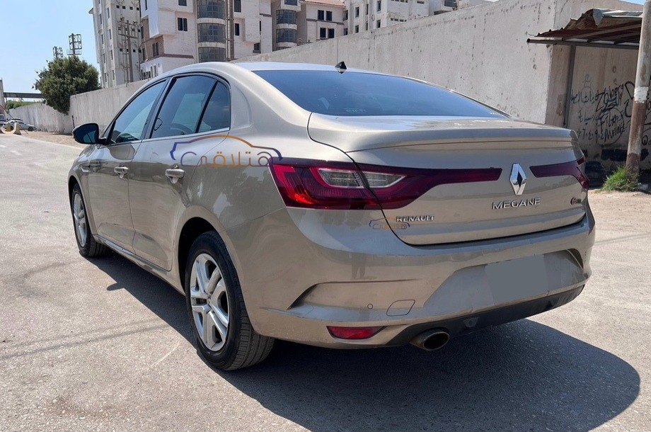 Megane Renault ذهبي