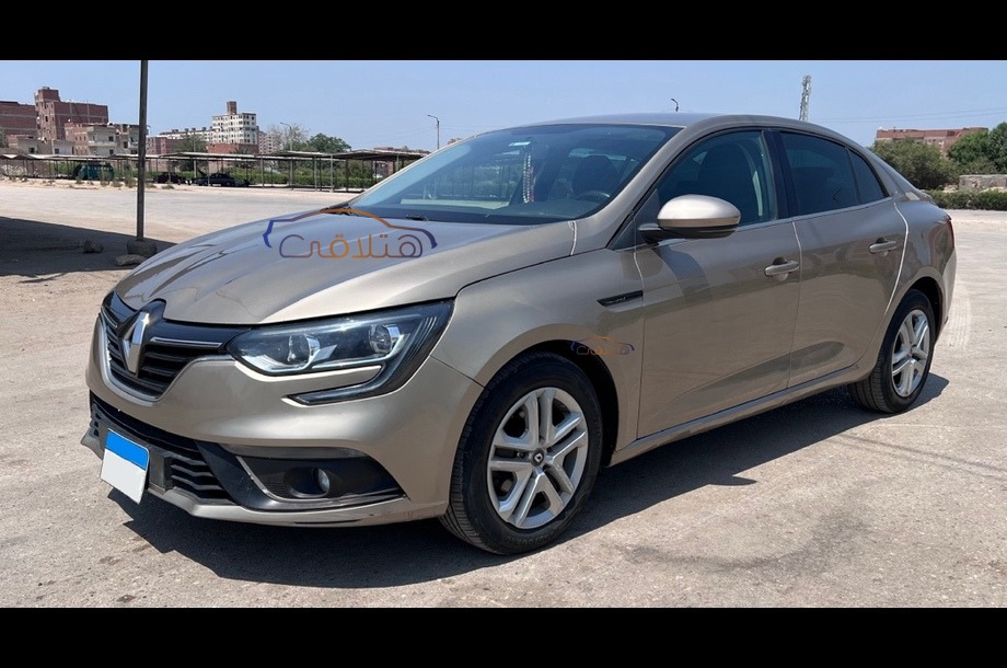 Megane Renault ذهبي