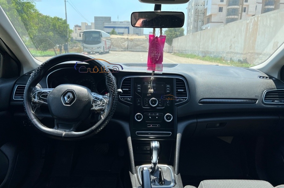 Megane Renault ذهبي