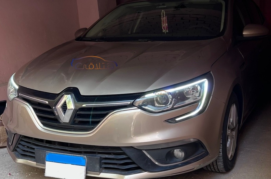 Megane Renault ذهبي