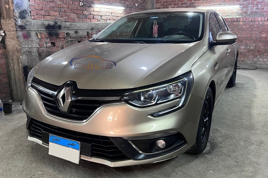 Megane Renault ذهبي