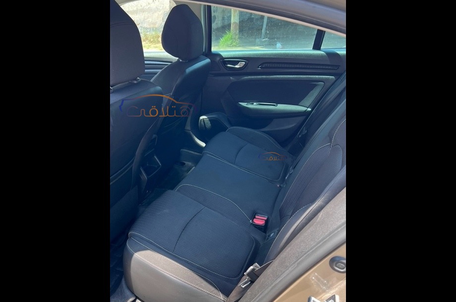 Megane Renault ذهبي
