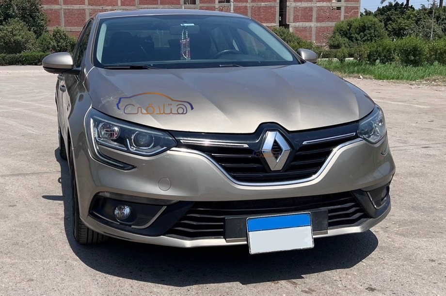 Megane Renault ذهبي
