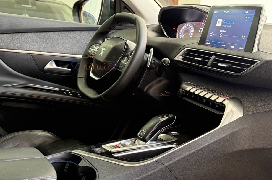 3008 Peugeot أسود