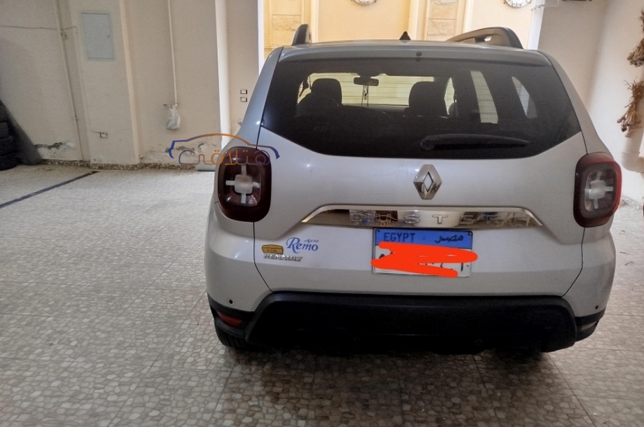 Duster Renault فضي