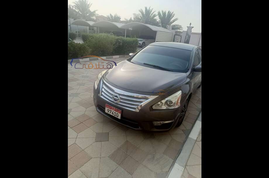 Altima Nissan بني