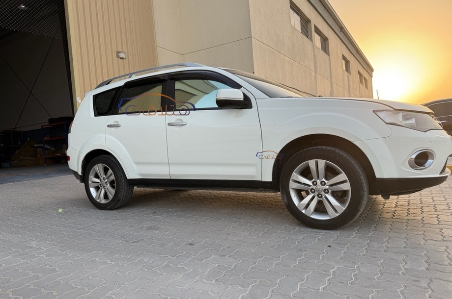 Outlander Mitsubishi White