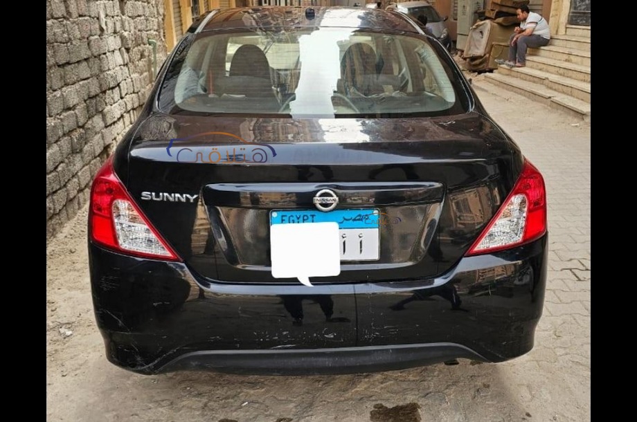 Sunny Nissan أسود