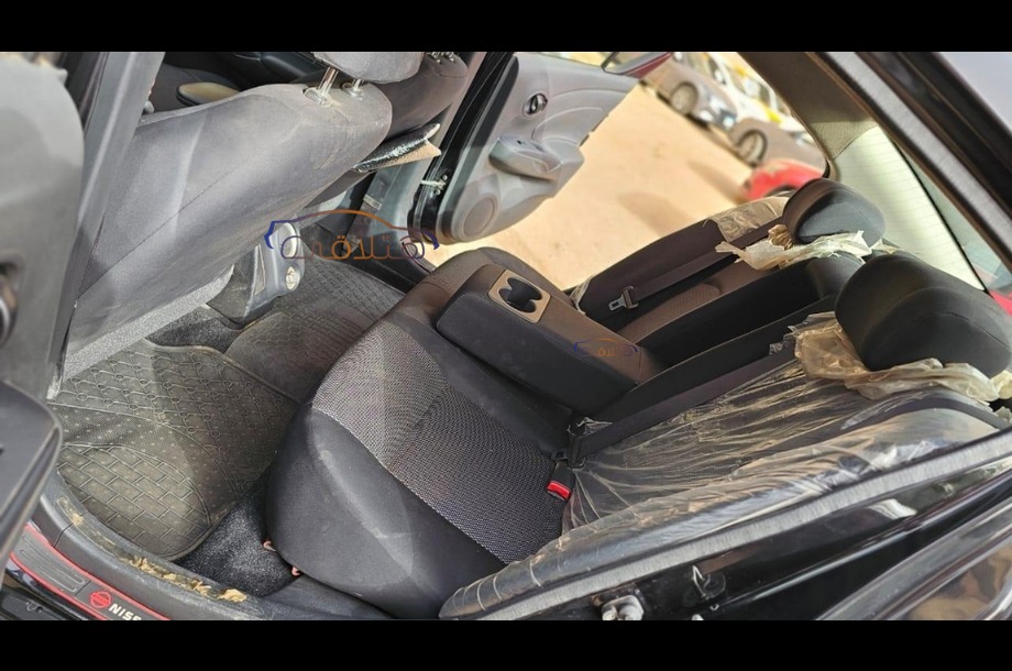 Sunny Nissan أسود