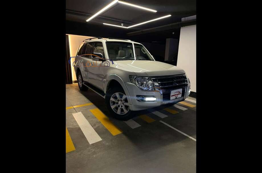 Pajero Mitsubishi ذهبي