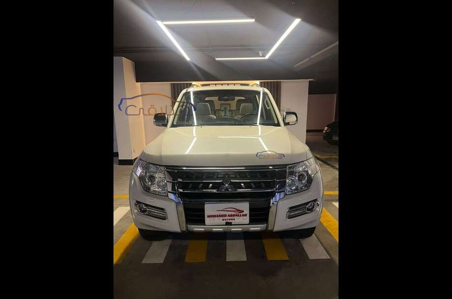 Pajero Mitsubishi ذهبي