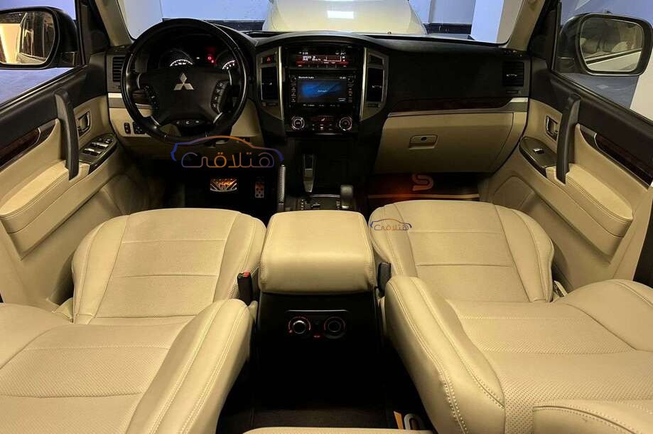 Pajero Mitsubishi ذهبي