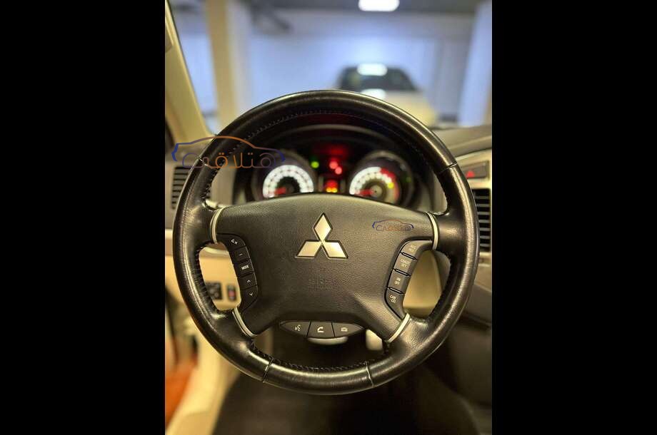 Pajero Mitsubishi ذهبي