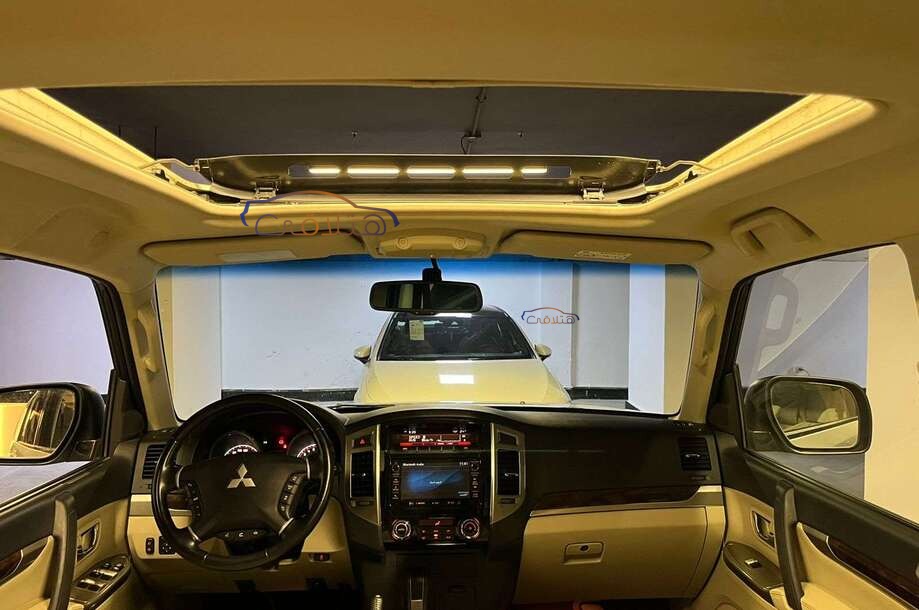 Pajero Mitsubishi ذهبي