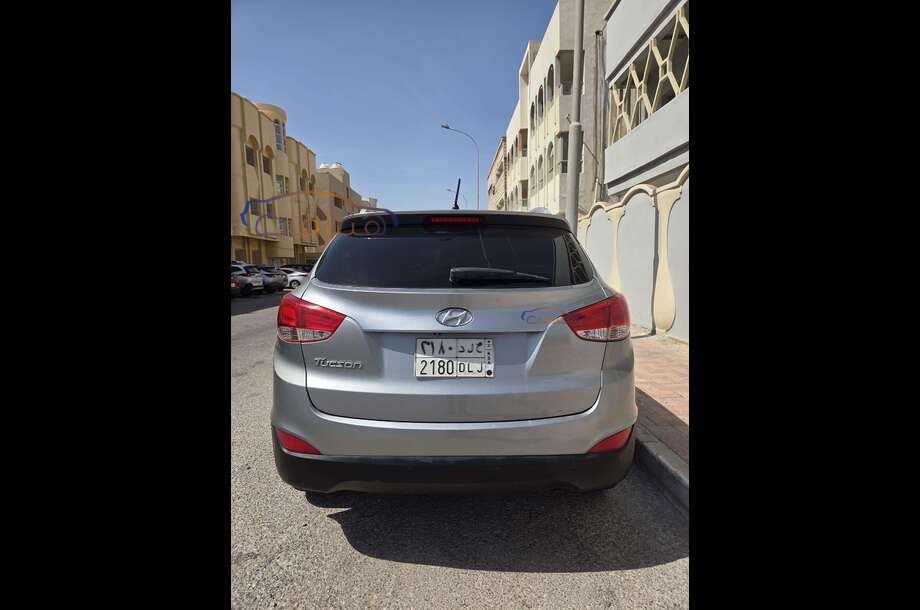 Tucson Hyundai فضي