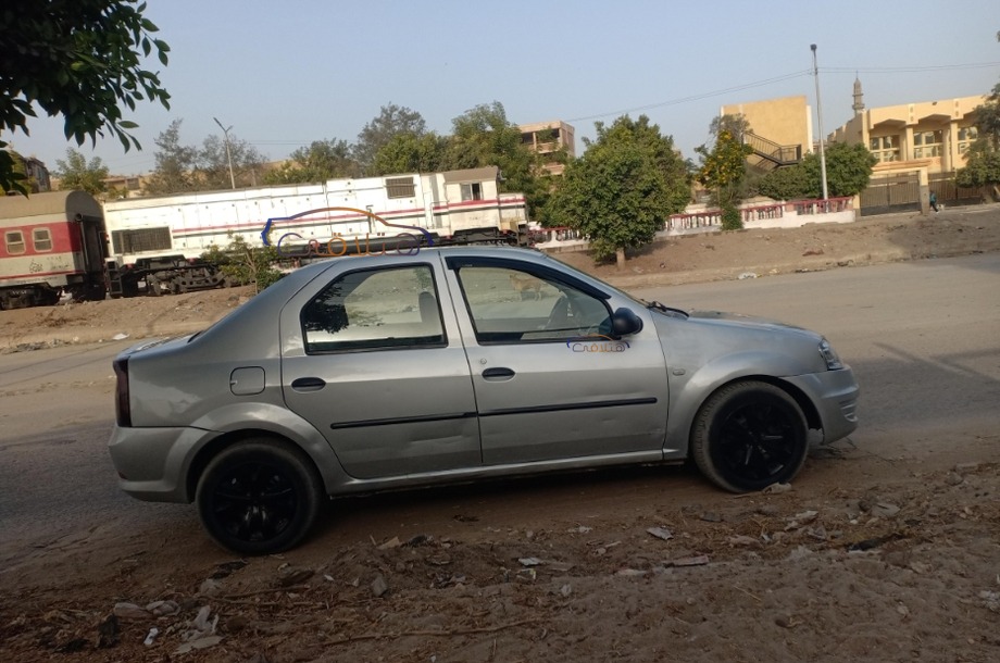 Logan Renault فضي