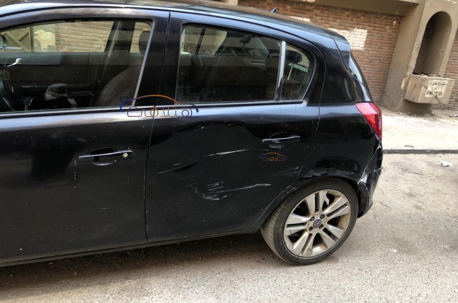 Corsa Opel أسود