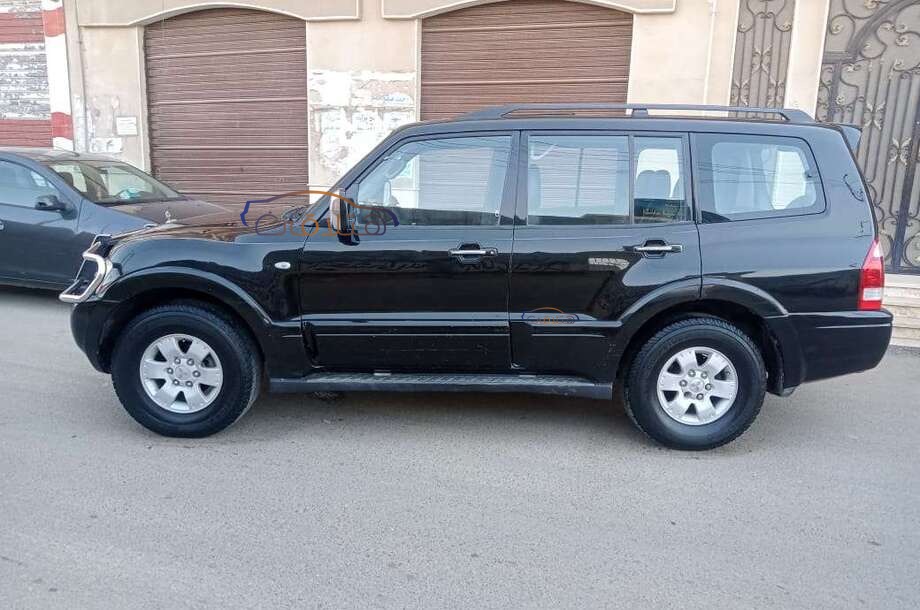 Pajero Mitsubishi أسود