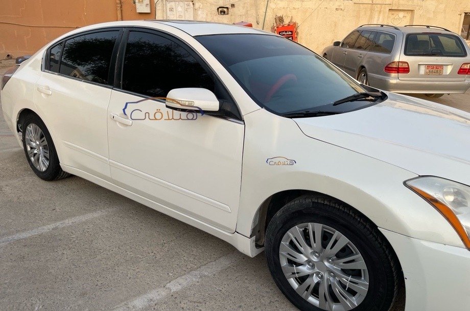 Altima Nissan أبيض