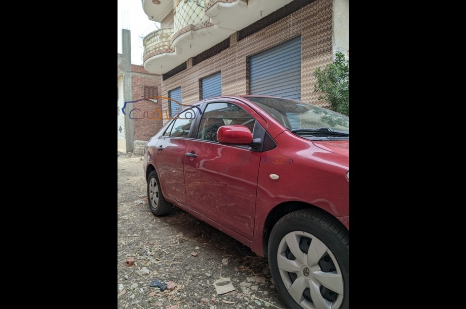Yaris Toyota احمر