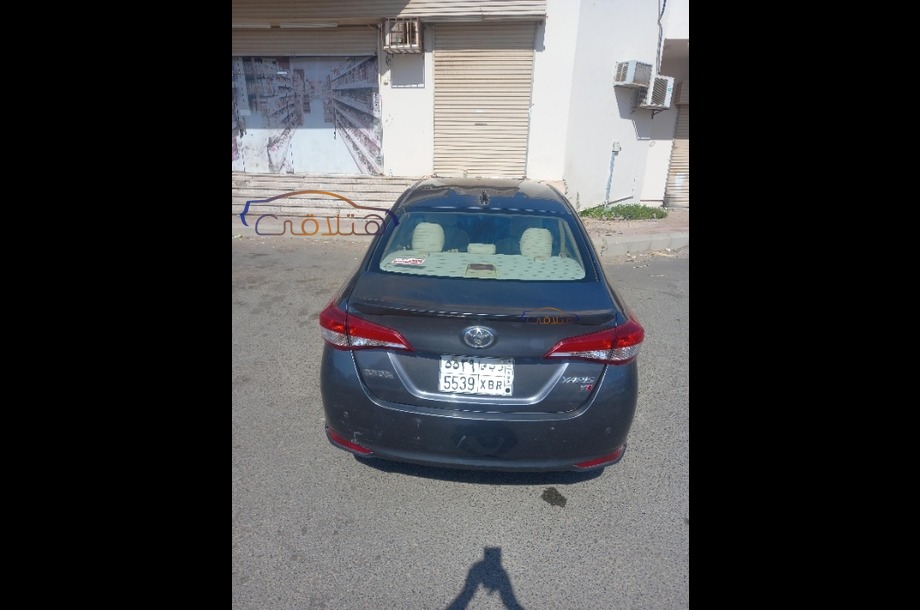 Yaris Toyota Gray