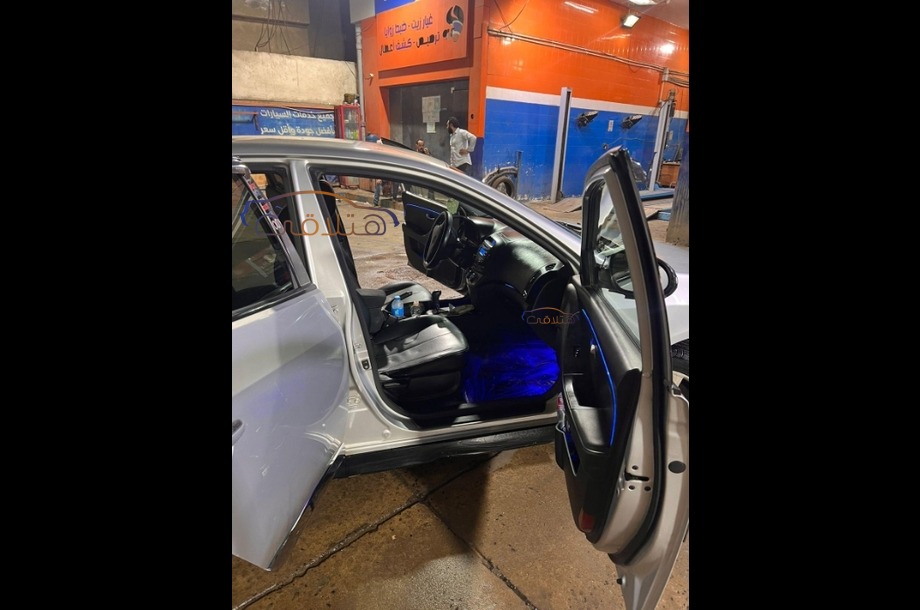 Elantra HD Hyundai فضي