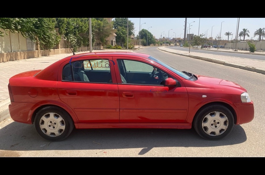 Astra Opel احمر