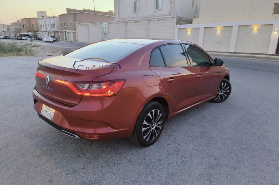 Megane Renault احمر غامق