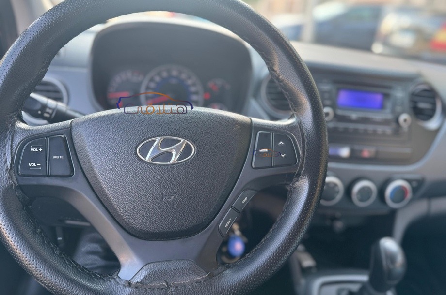 Grand i10 Hyundai احمر غامق