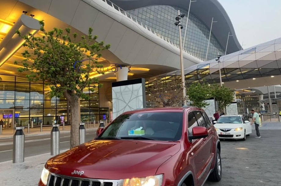 Grand Cherokee Jeep احمر