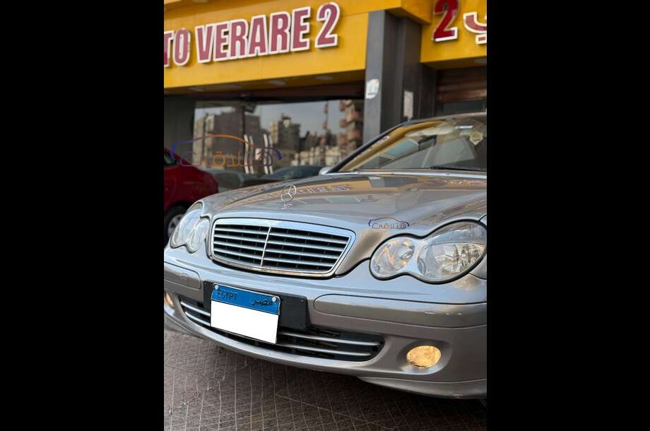 C 180 Mercedes فضي