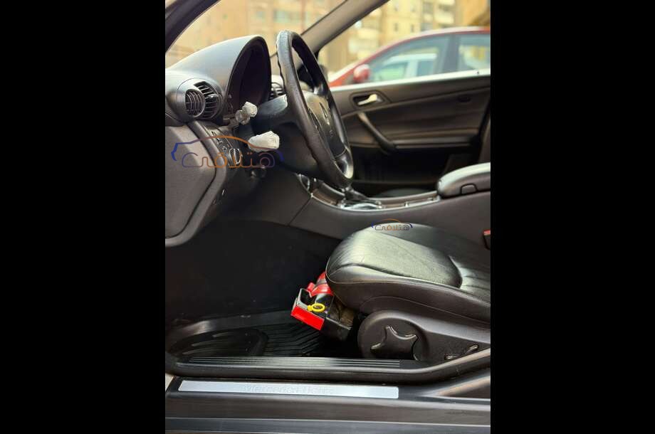 C 180 Mercedes فضي