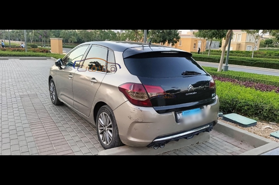 C4 Citroën ذهبي