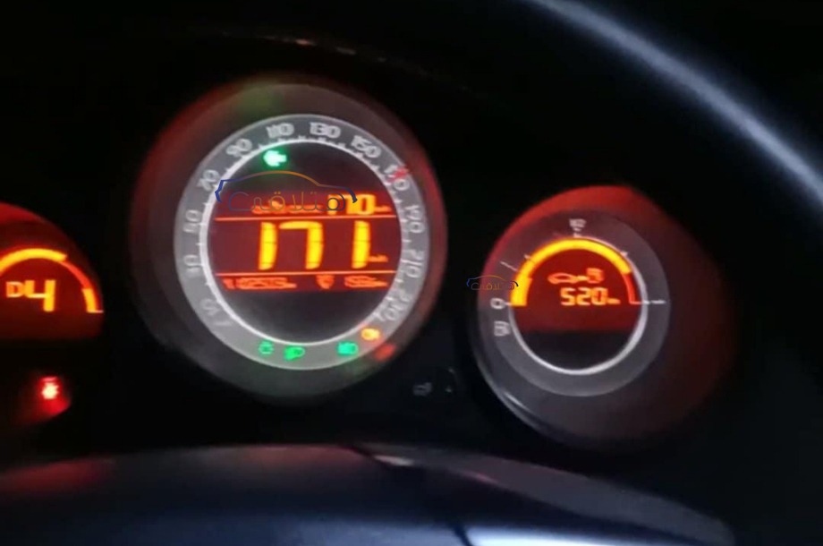 C4 Citroën ذهبي