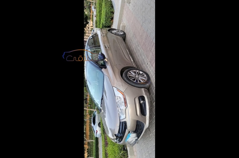 C4 Citroën ذهبي