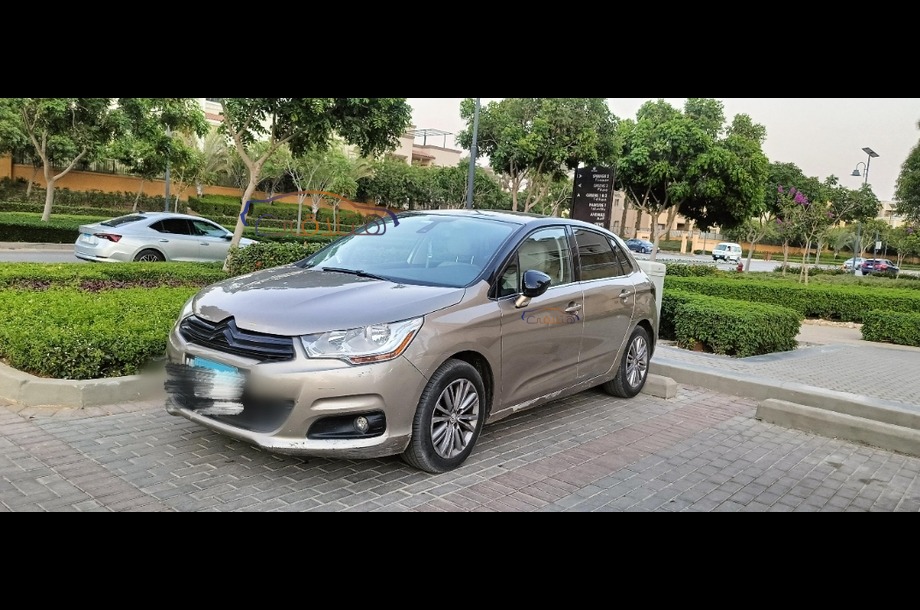 C4 Citroën ذهبي
