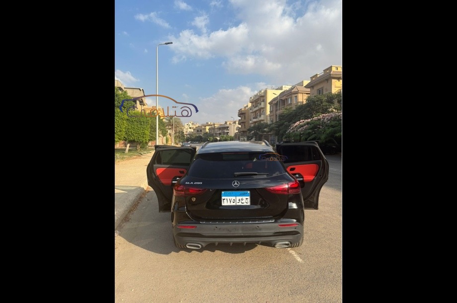 GLA Mercedes أسود