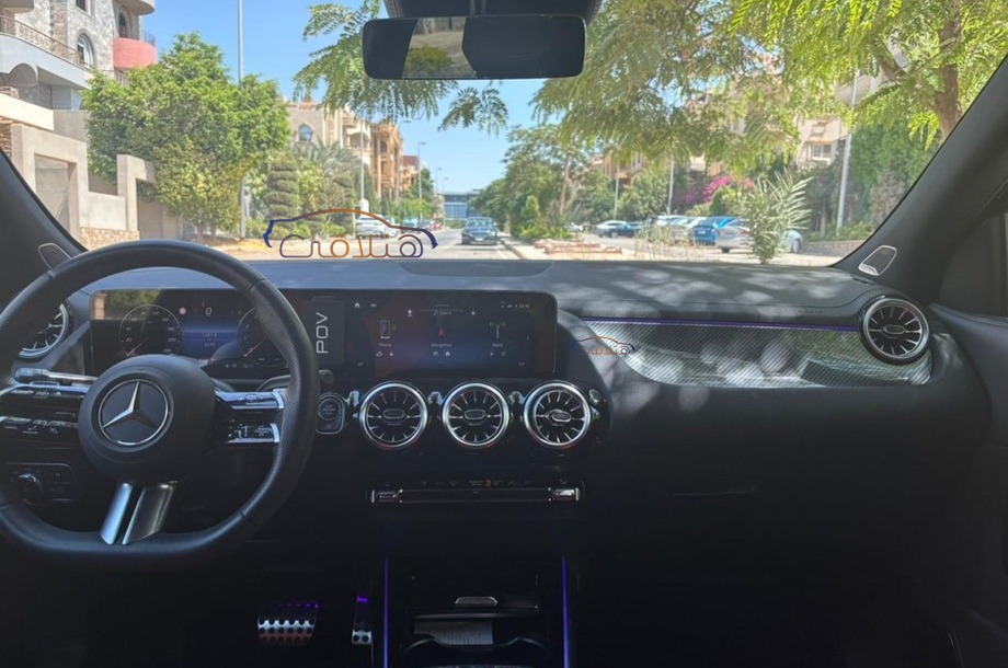 GLA Mercedes أسود