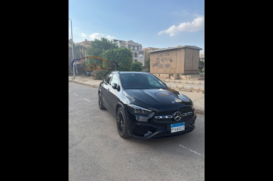 GLA Mercedes أسود