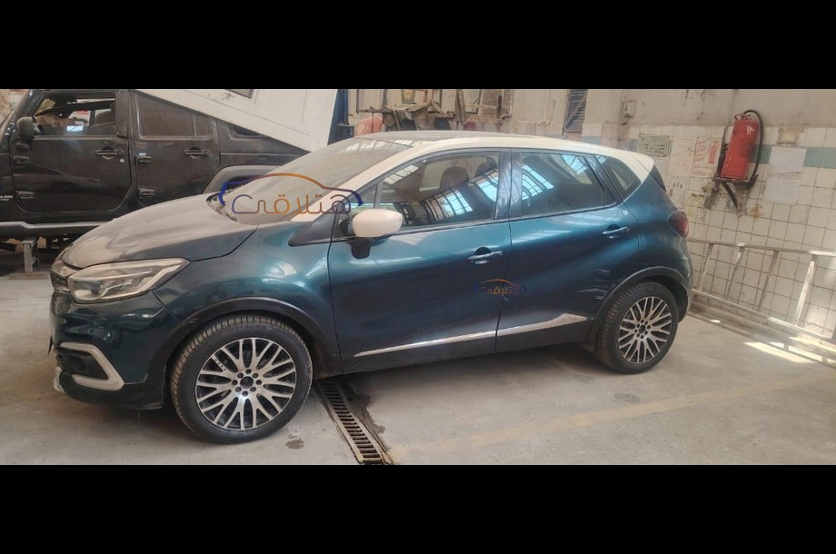Captur Renault الأزرق الداكن