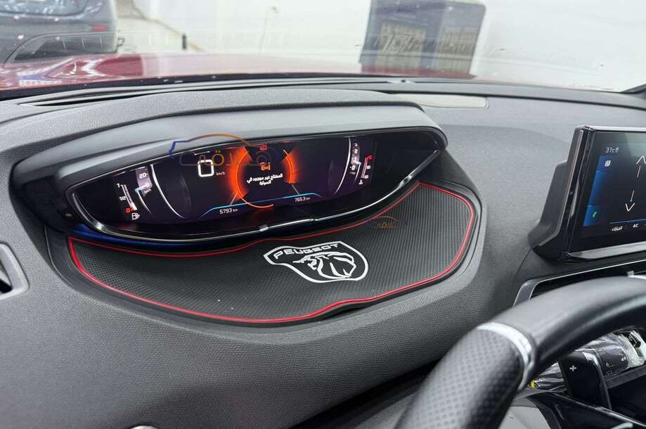 3008 Peugeot احمر