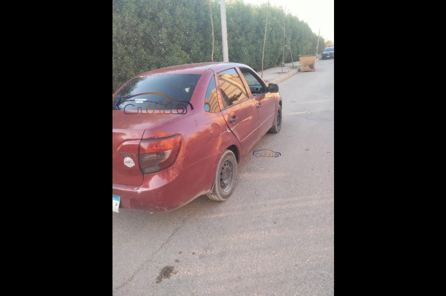 Granta Lada احمر