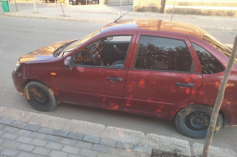 Granta Lada احمر