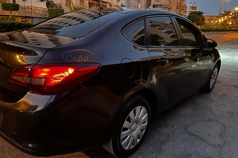 Astra Opel أسود