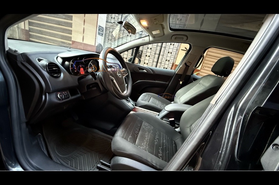 Meriva Opel أسود