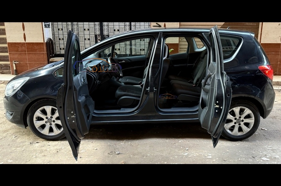 Meriva Opel أسود