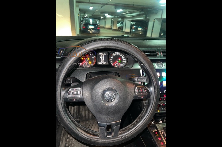 Passat Volkswagen أسود