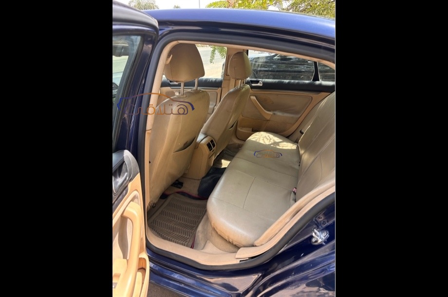 Jetta Volkswagen الأزرق الداكن