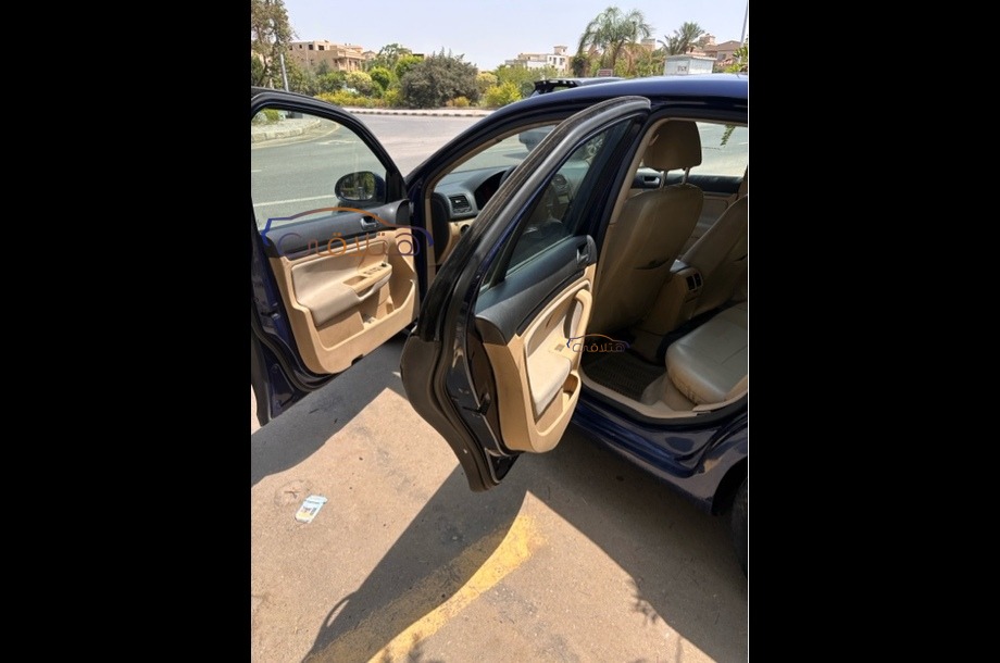 Jetta Volkswagen الأزرق الداكن